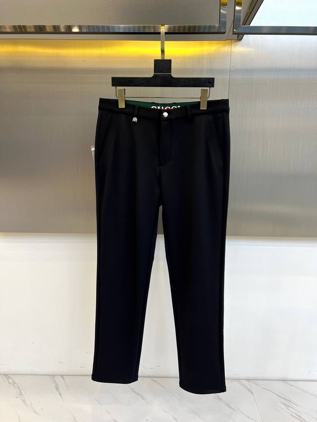 Gucci, 2025 Fall/Winter new casual trousers. These casual trousers feature Burbe