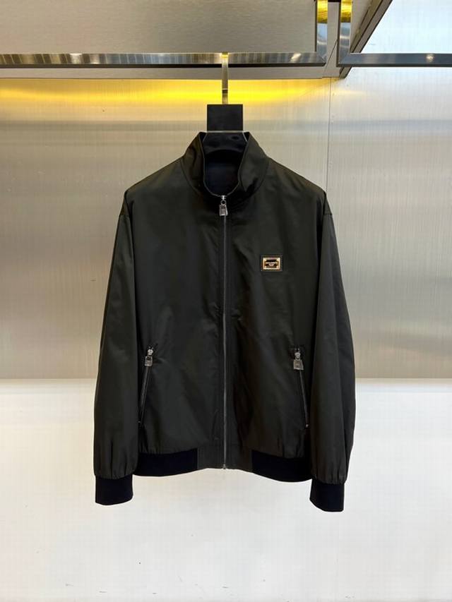 Dg Dolce & Gabbana, the latest release from the 25th Pre-Fall collection, featur