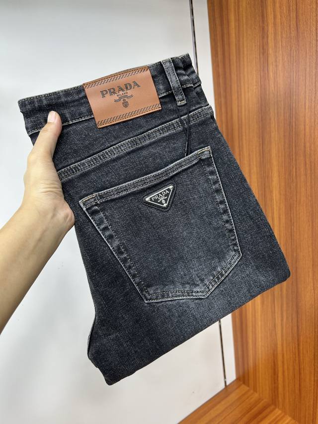 Prada's new 2025 casual jeans are made from carefully selected, premium fabrics