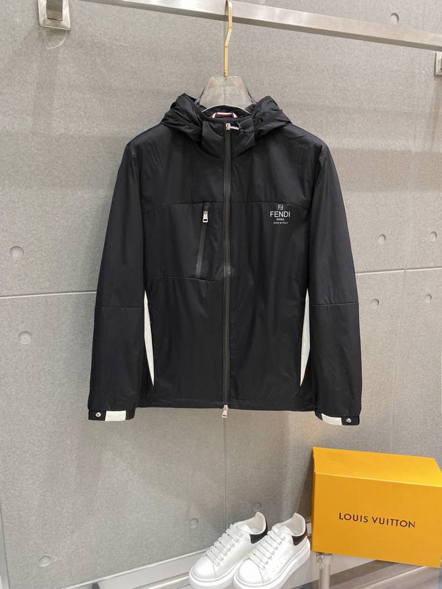 Fendi's official website also released a new functional sports hooded sweatshirt