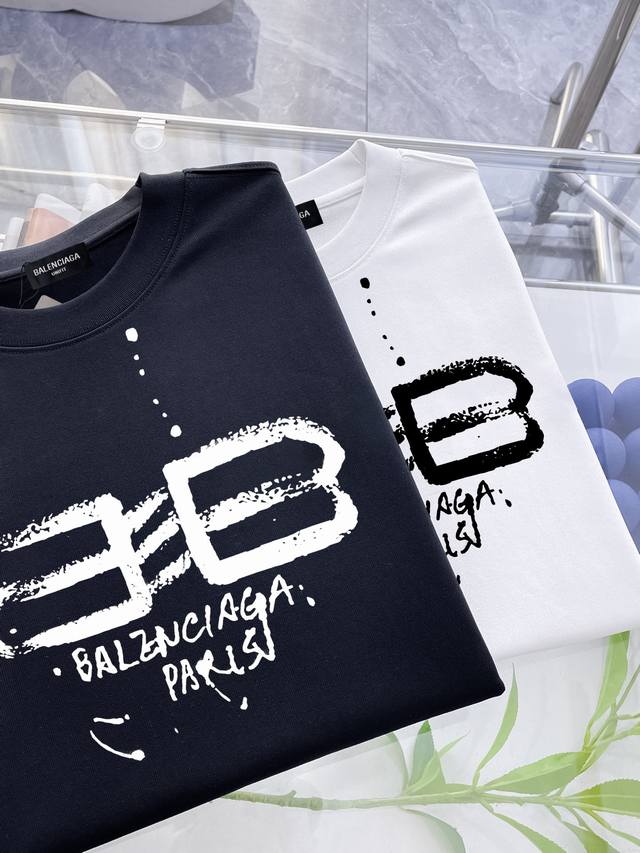 Balenciaga's new double-layer, heavily-printed, letter-printed short-sleeved T-