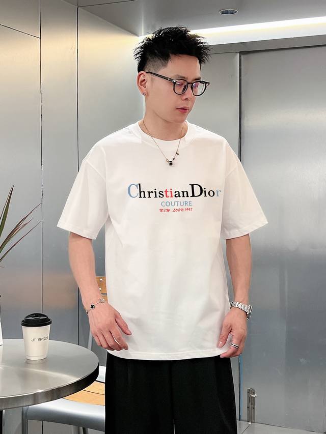 Dior's new double-layer, heavily-printed, letter-printed short-sleeved T-shirt.