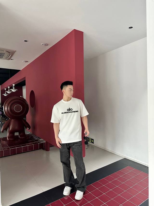 Alo's new double-layer, heavy-duty, letter-printed short-sleeved T-shirt. Whethe