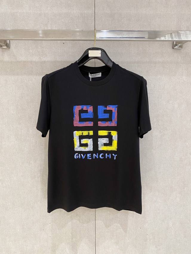 Givenchy's 2025 Spring/Summer new collection debuts at the counter. This high-e