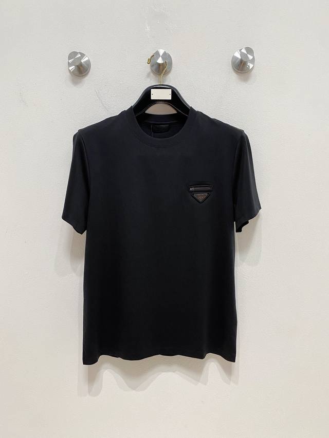 Prada's top-quality 2025 new short-sleeve top! Made from 100s double-faced merc Prada's top-quality 2025 new short-sleeve top! Made from 100s double-faced merc