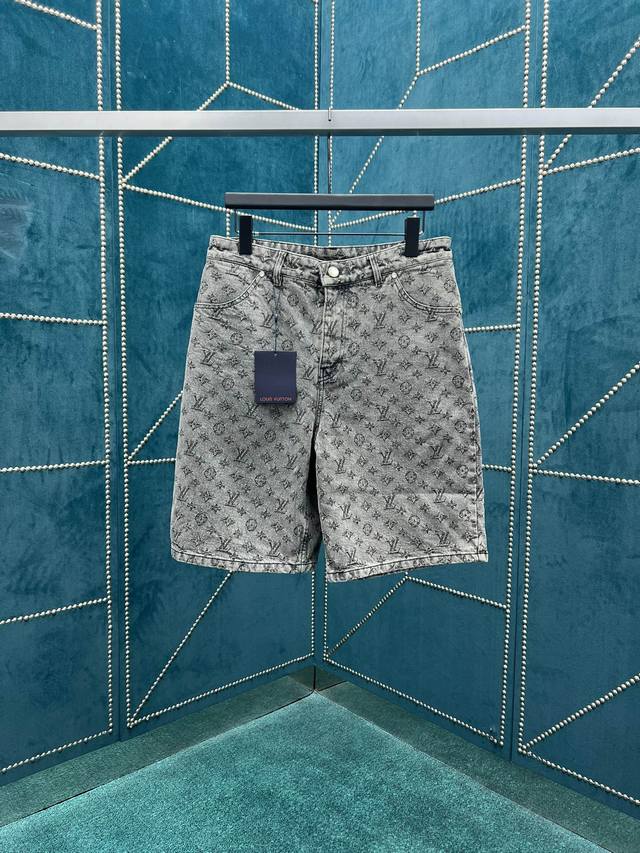 These shimmering denim shorts from the latest Lvjia fashion show are perfect fo