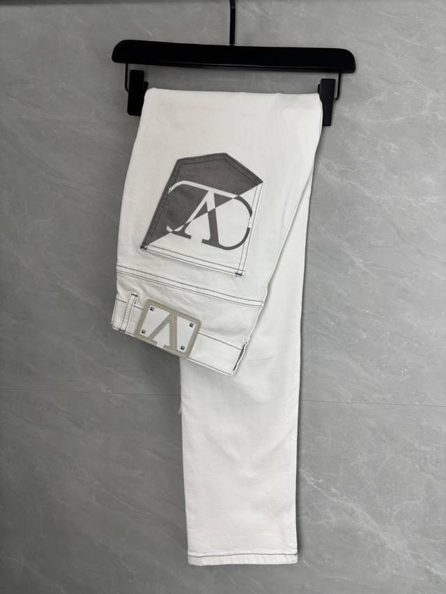 A pair of straight-leg jeans with a very stylish look. Made of custom-made wash