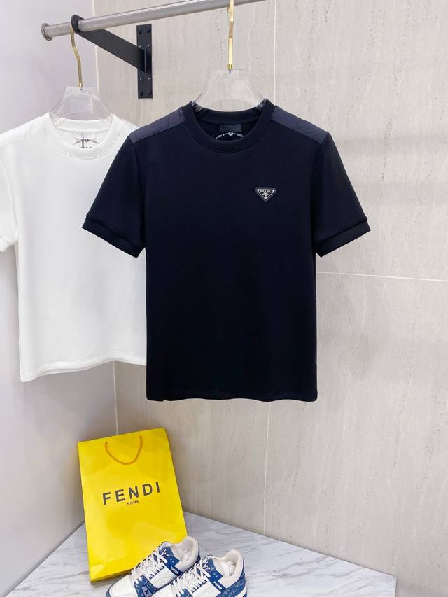 Prada's 2025 Fall/Winter round-neck embroidered short-sleeved T-shirt. The eleme