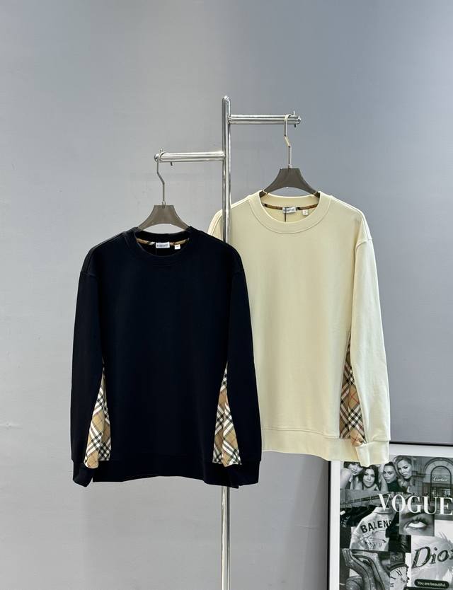 Burberry's classic check patterned cotton crewneck sweatshirt, unisex! Featuring