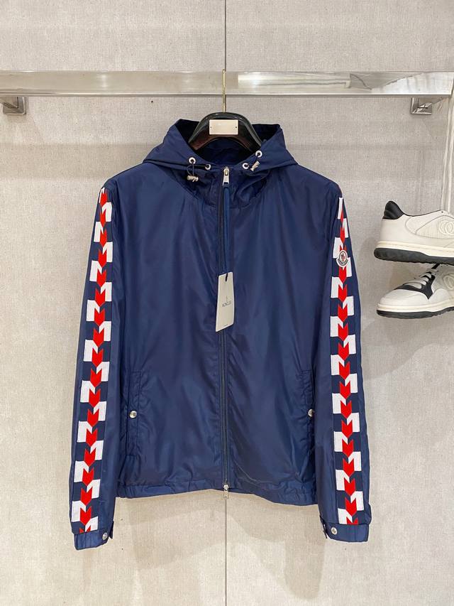 Moncler's new stand-up collar, concealed hooded jacket, a high-end version! Cus