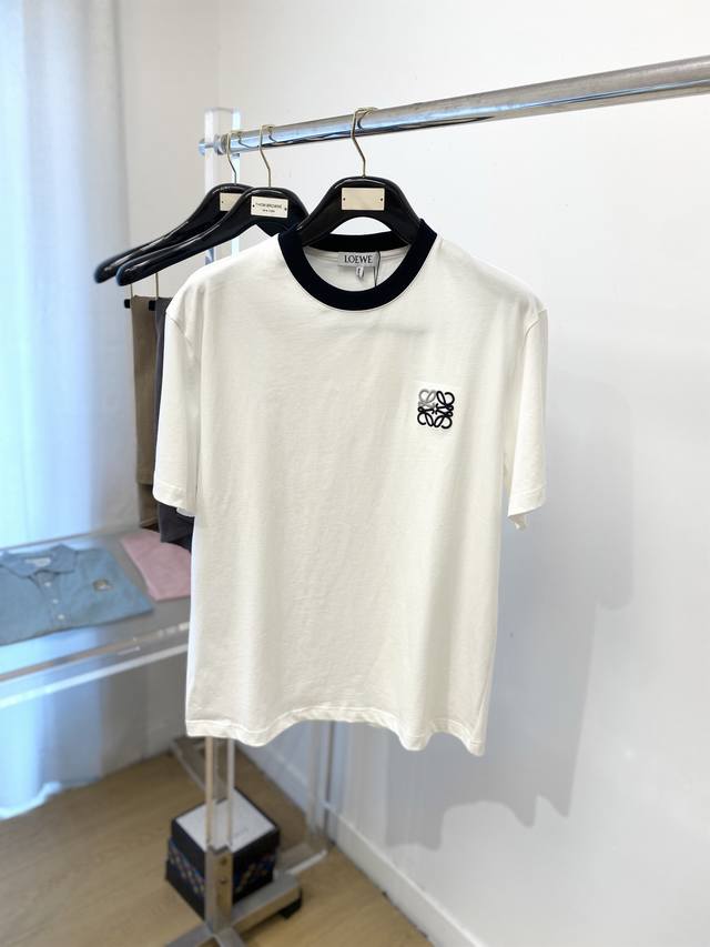 Loewe's latest 2025 short-sleeved T-shirt, stylish and stylish, with an exquisit