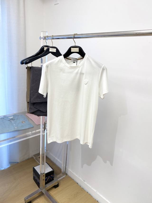 Burberry's latest 2025 short-sleeved T-shirt, stylish and stylish, with a emboss
