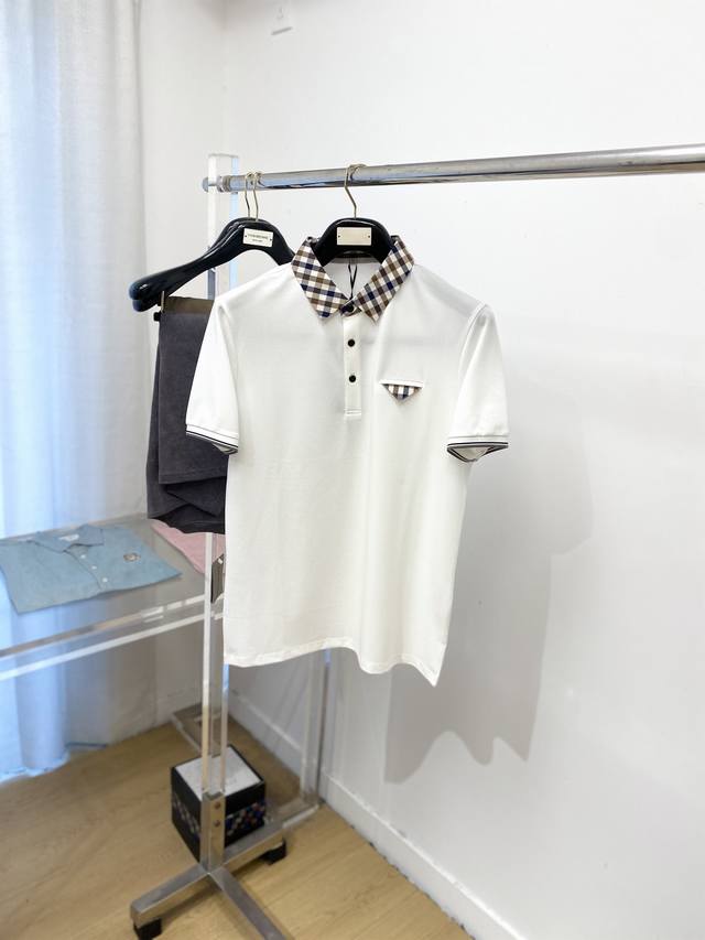 Burberry's latest 2025 short-sleeved T-shirt, stylish and stylish, with a delica