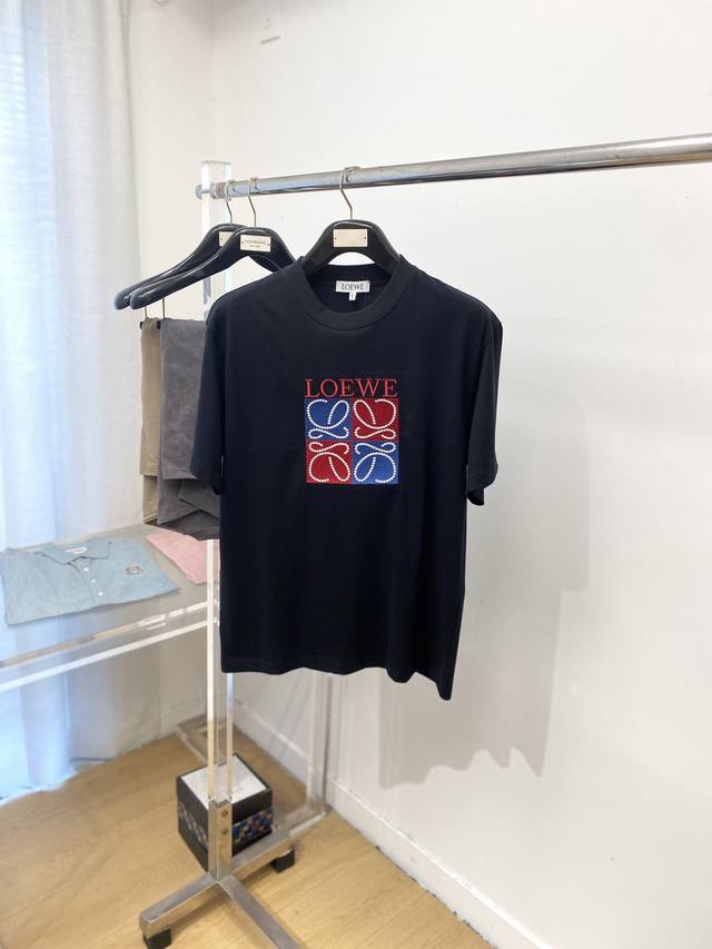 Loewe's latest 2025 short-sleeved T-shirt, stylish and stylish, with a delicate