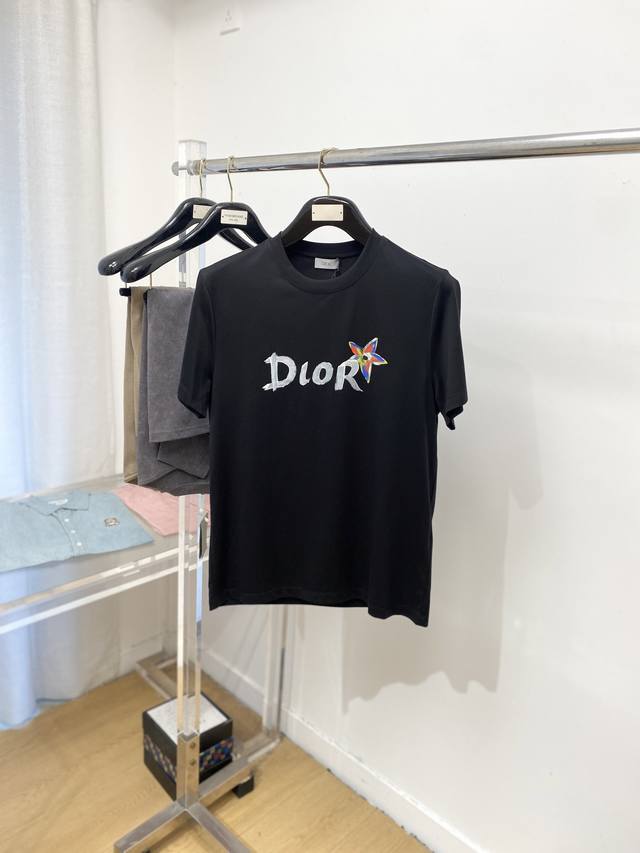 Dior, the latest 2025 short-sleeved T-shirt, handsome and fashionable, with a t