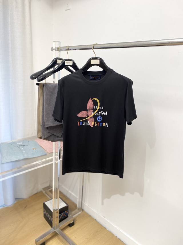 Louis Vuitton, the latest 2025 short-sleeved T-shirt, handsome and fashionable,