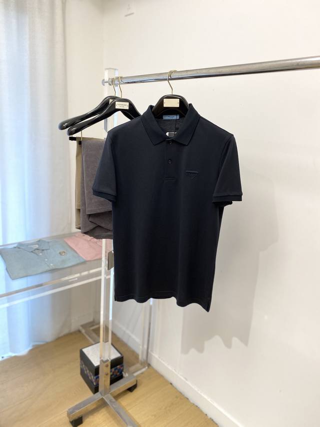 Prada, the latest 2025 short-sleeved T-shirt, handsome and fashionable, with a
