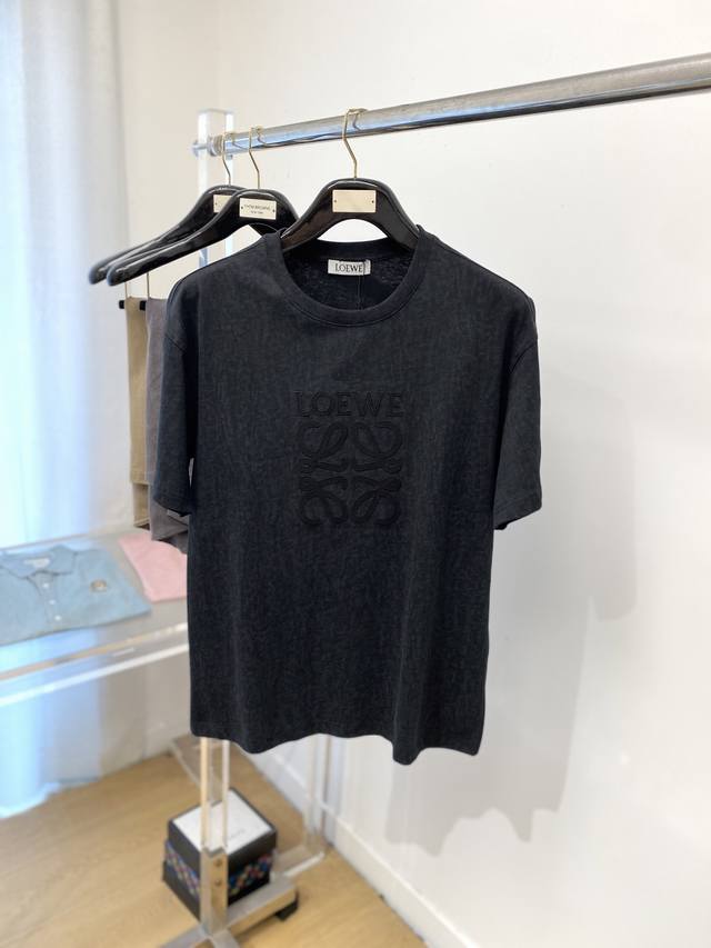 Loewe's latest 2025 short-sleeved T-shirt, stylish and stylish, with a delicate