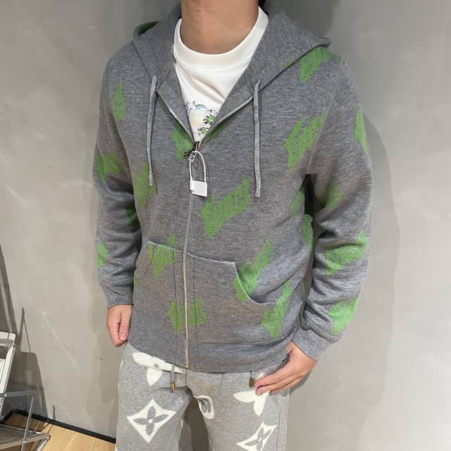 New Gucci, new hooded zip-up jacket that can be worn both forward and backward,