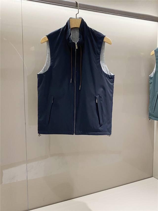 Reversible, Zz Zegna's latest classic 2025 logo embroidered men's vest. This ful