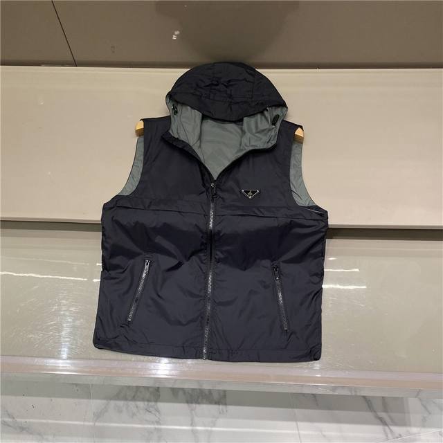 p's 2025 new men's vest, sourced from high-end sources, features a fashionable l