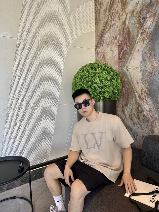 Early Fall New Style ~ V Rhinestone Lettering Short-Sleeved T-Shirt When a clas