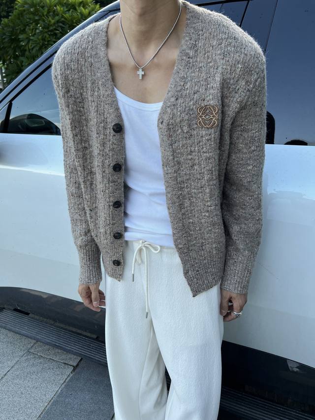 Loewe's new V-neck knitted sweater cardigan for autumn and winter 2025! The V-ne