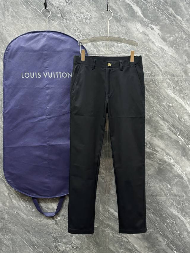 At the L brand's FW show, the brand presented a series of turquoise-themed prod