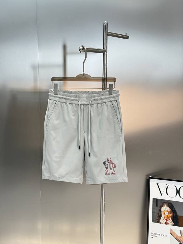 Moncle's new 25S shorts are cool and comfortable. They feature a sophisticated 3