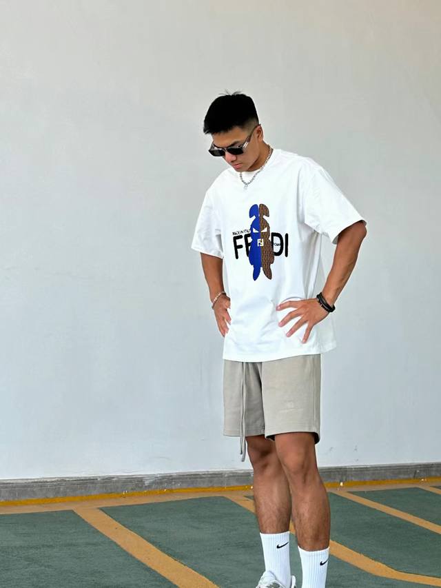 Fen*I Fendi 25S new Fd family Ff unisex short-sleeved T-shirt, this versatile an