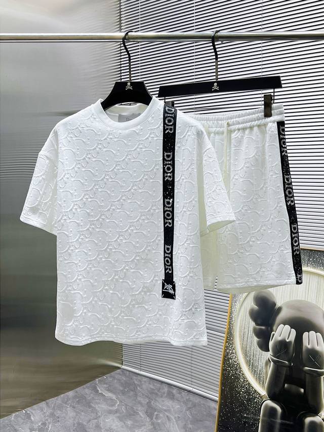 Dior's new Spring/Summer 2025 collection features a high-end casual short-sleeve