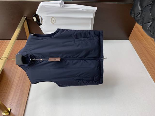 Lp The reversible vest is also available at Loro Piana counters. Made with four-