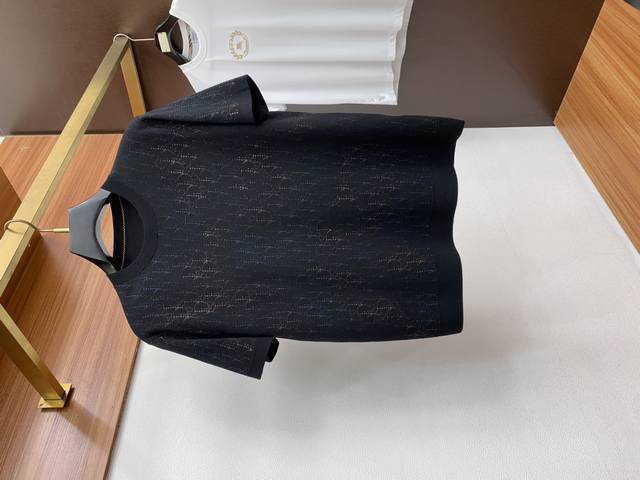 A high-end, minimalist, crew-neck, lapel, thickened knit sweater short-sleeved