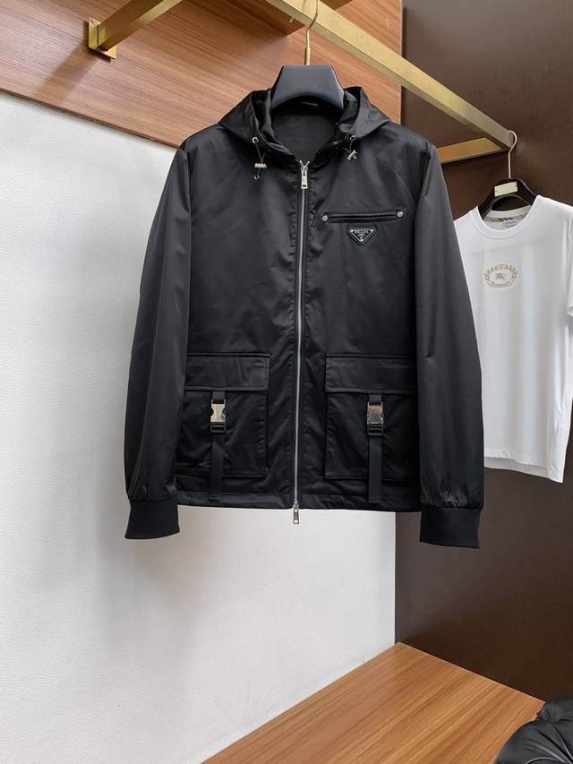 Prada's latest 25Ss hooded jacket features a stylish and stylish design! A vers