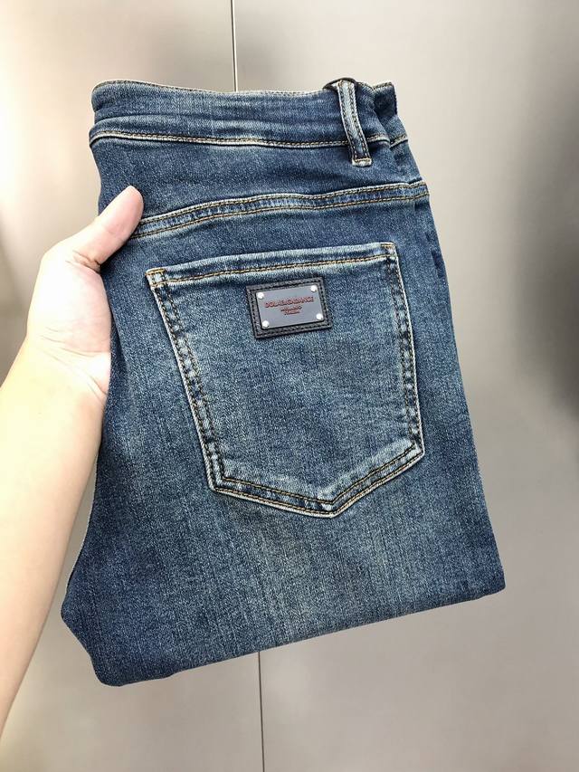 Dg Dolce & Gabbana's 2025 early autumn new men's slim-fit skinny jeans are avail