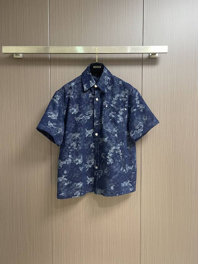Top and Shorts 270 Gucci jacquard denim short-sleeved shirt and shorts set. The