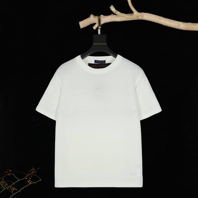 Lv Donkey. Knitted short-sleeves. Hidden logo pattern on cuffs. Classic fit. Com