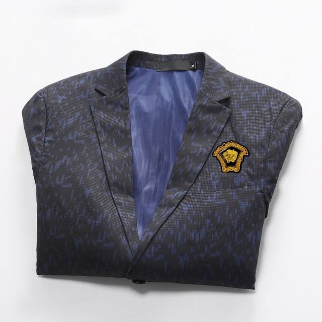 High-end Versace 2025Ss European flagship collection. Men's slim-fit suits made