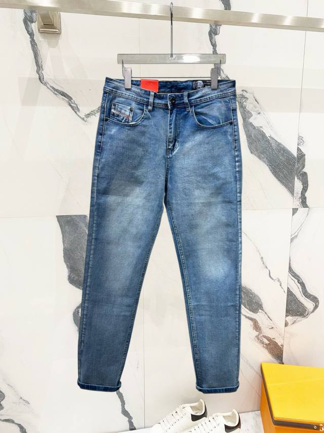 Die Spring/Summer Men's Casual Jeans... Made from custom-made denim fabric, they