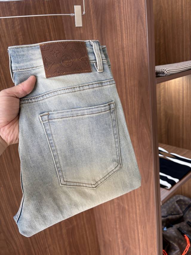 Lv A pair of super stylish jeans, customized original washed denim fabric, uniqu