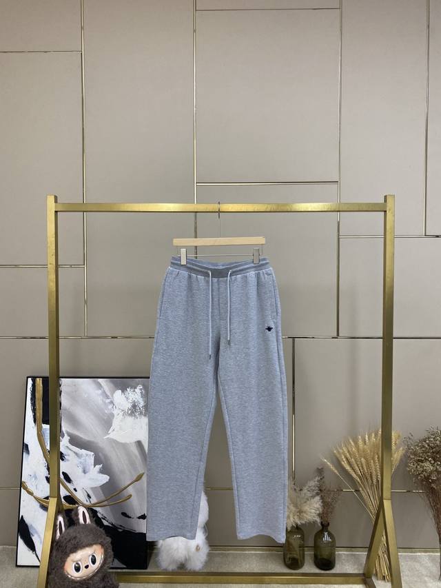 New high-end elements reinterpret wardrobe items