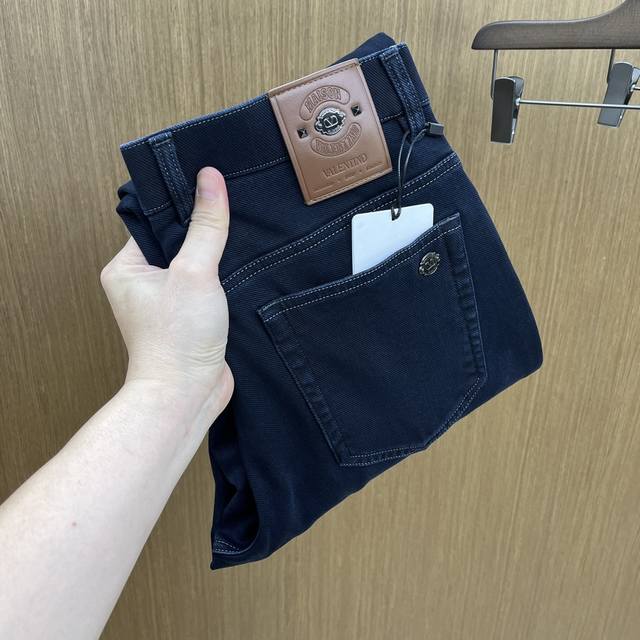 Fall/Winter Vltn 2540 new casual jeans are now available on the official websit