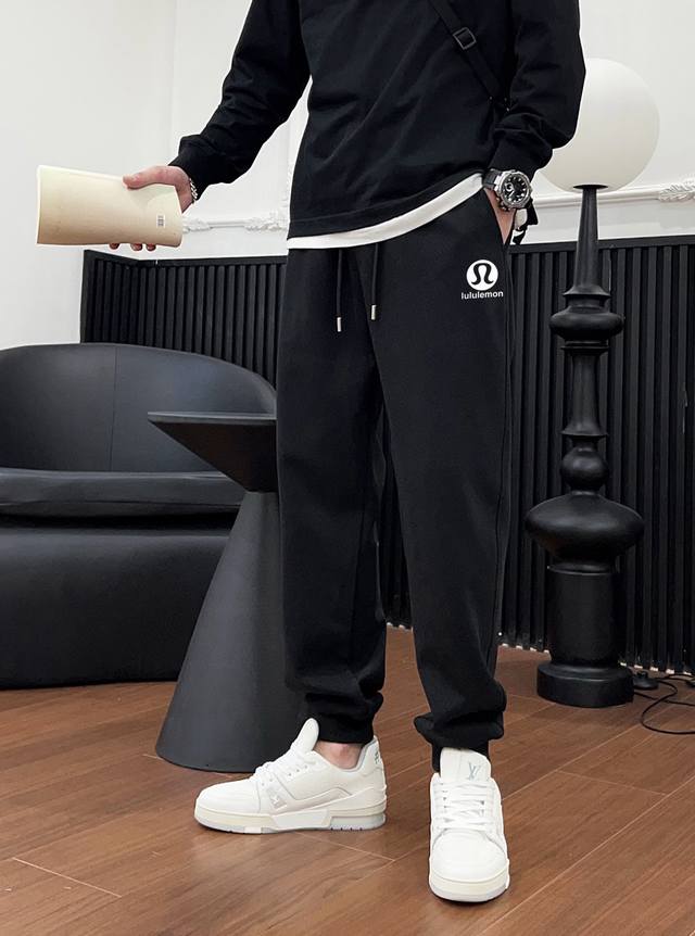Lululem's official website features the latest 25th Fall/Winter trousers. These