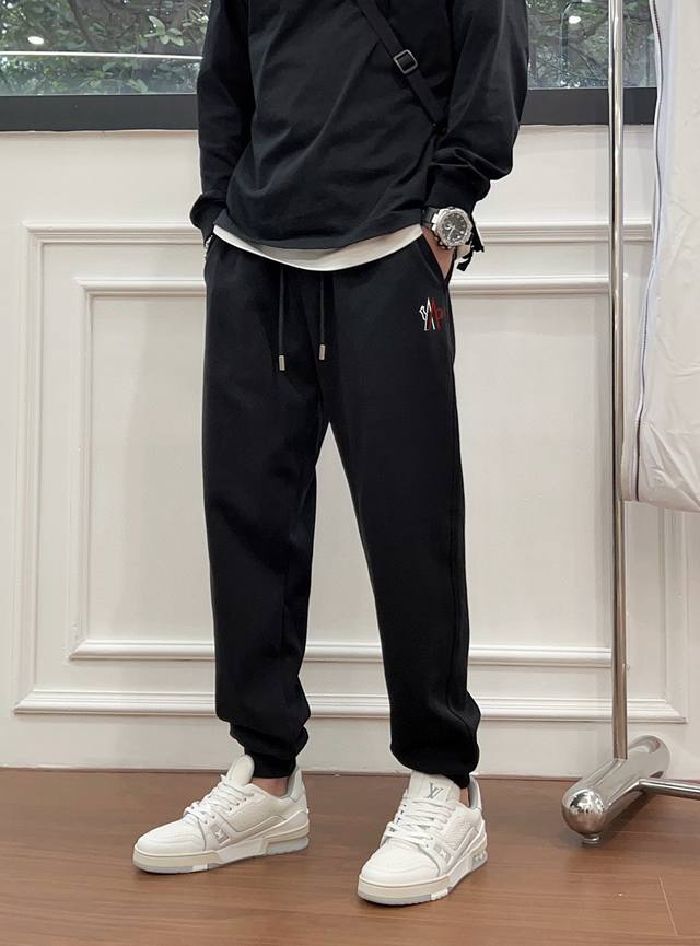 Moncler's official website presents the latest 25 autumn/winter trousers. This m