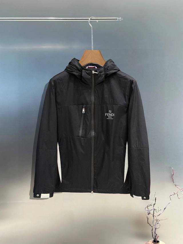 Fendi's official website also released a new functional sports hooded sweatshirt