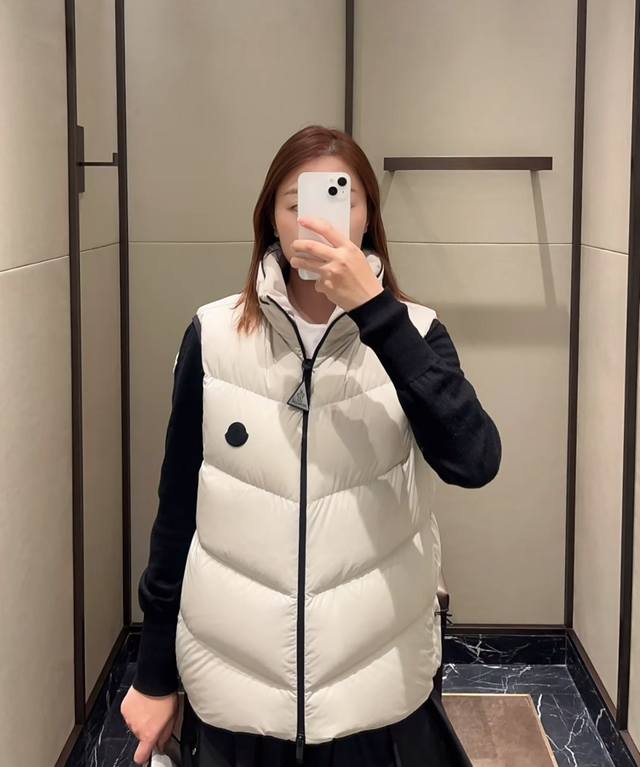 Upper body effect | Moncler Guersac men's twill quilted hooded down vest. Looks