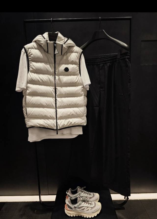 Moncler Valmasque men's detachable hood down vest. Counter real shot reference.F