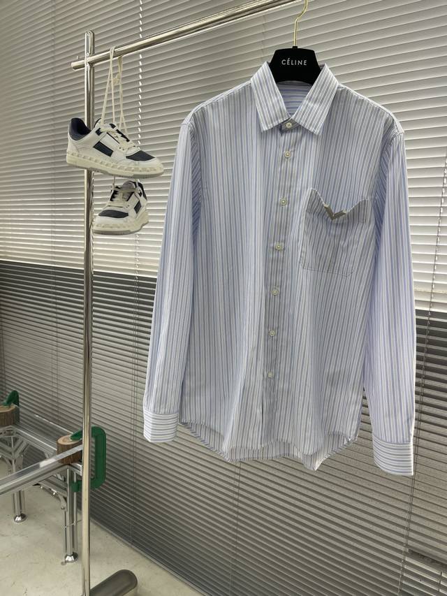 Autumn/Winter -Vltn striped logo metal V detail cotton poplin shirt. Concealed