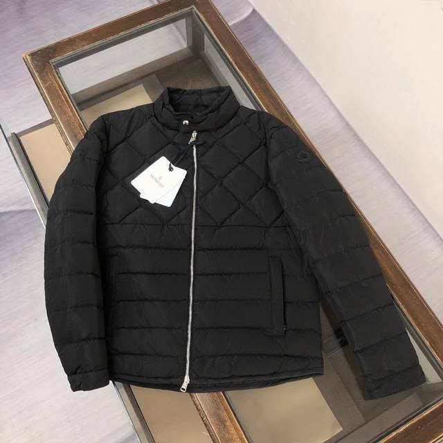 Mon*Cler's new fall/winter 25 stand-up collar down jacket is a must-have. Origin