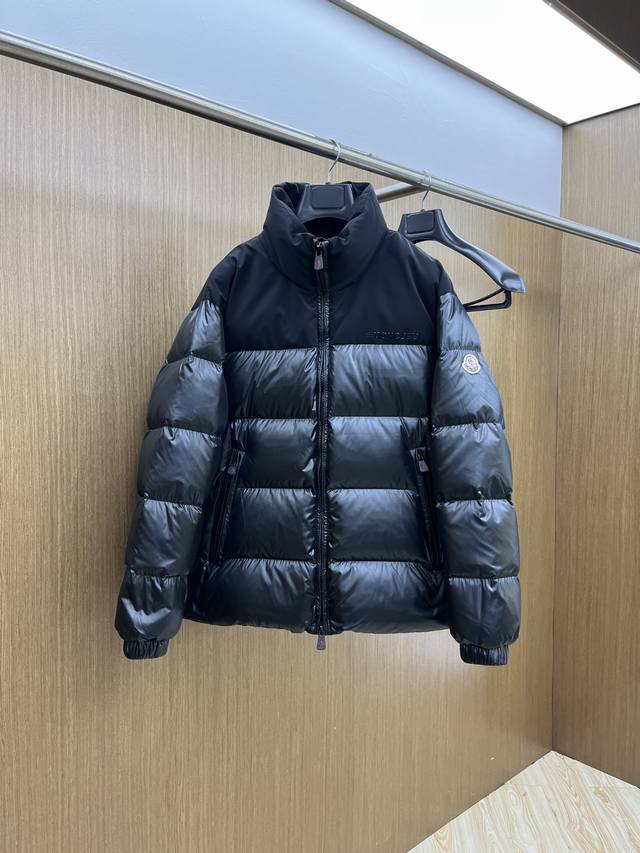The latest designer down jacket for fall/winter Mon 2540. The details show the